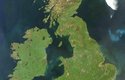 Satelitní snímek Velké Británie. Na jihu země začne fungovat vzdušná dálnice pro drony.