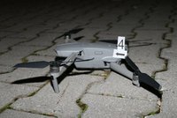 Trhovec chtěl vidět bouračku: Dron poslal před vrtulník záchranářů, hrozí mu dva roky