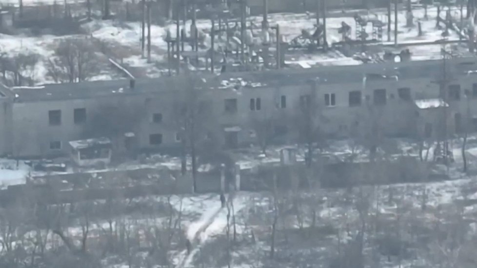 Dron sledující ruské vojáky v Kurďumivce v Doněcké oblasti (22. 1. 2023).