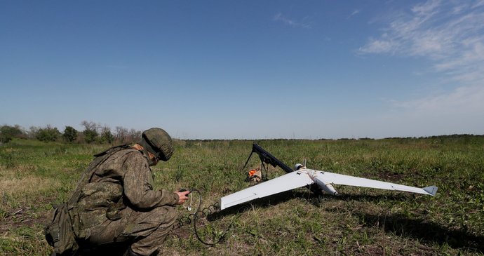 Vypouštění průzkumného dronu ruské armády, město Popasna (2. 6. 2022).