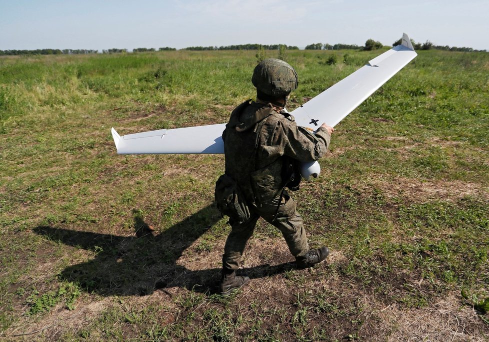 Vypouštění průzkumného dronu ruské armády, město Popasna (2. 6. 2022).