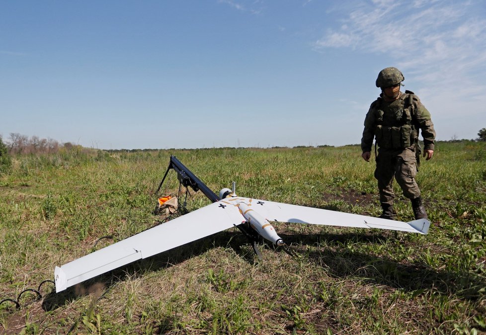 Vypouštění průzkumného dronu ruské armády, město Popasna (2. 6. 2022).