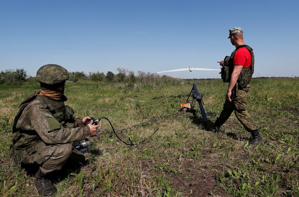 Vypouštění průzkumného dronu ruské armády, město Popasna (2. 6. 2022).