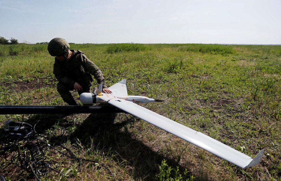 Vypouštění průzkumného dronu ruské armády, město Popasna (2. 6. 2022).