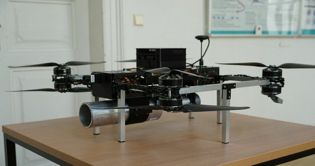 Odborníci v Plzni vyvíjejí speciální zhášecí dron pro hasiče.