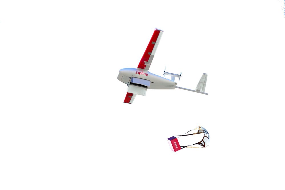 Stávající generace dronů Zipline shazuje náklad na padáku