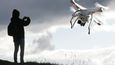 Pravidla létání s drony se mění v USA i Evropě.