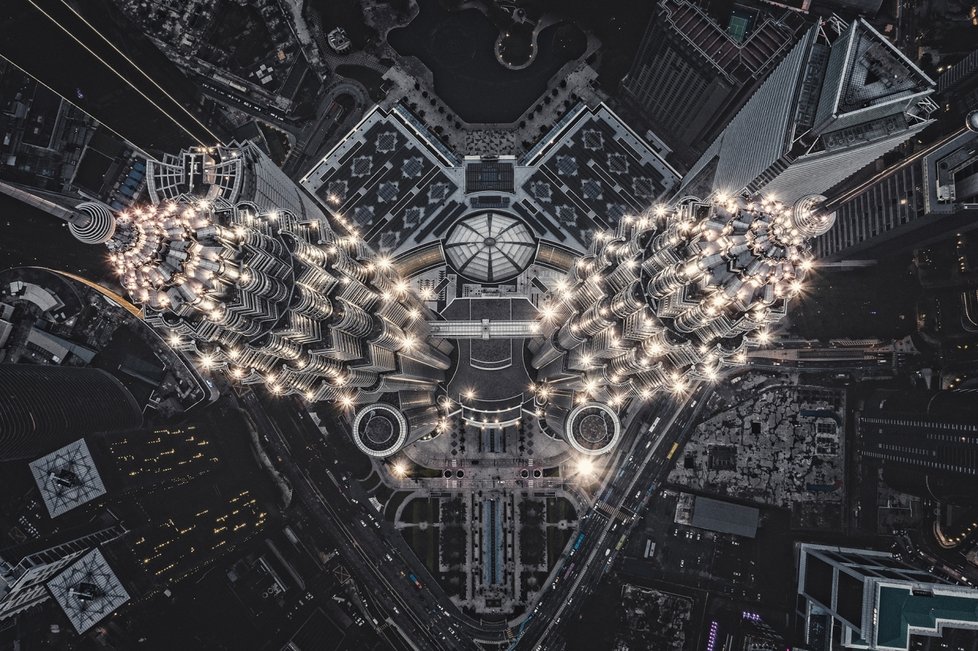 MIMOZEMSKÁ STRUKTURA NA ZEMI - Věže Petronas Twin Towers v Kuala Lumpuru