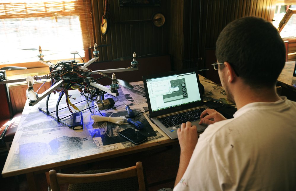 Ještě než dron vzlétne, je třeba ho připravit. Nejdůležitější jsou plně nabité akumulátory, se kterými vydrží ve vzduchu až dvanáct minut. Dále je nutné zkontrolovat hladký chod všech rotorů a nastavit úhel a automatické focení kamery. Rozhodli jsme se pro frekvenci dvou snímků za vteřinu, aby nám neutekl žádný okamžik.