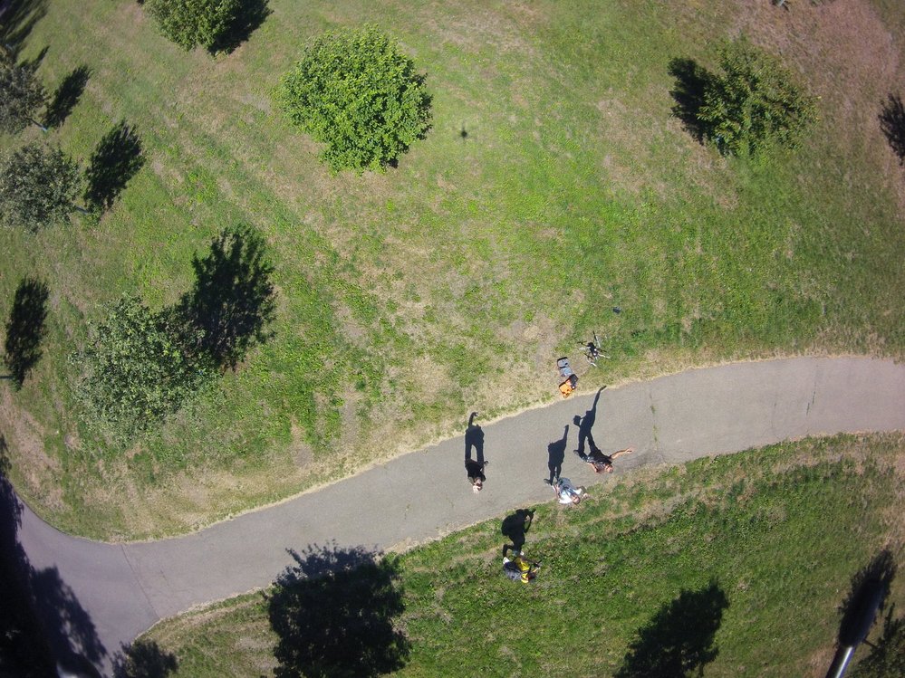 Dron může vzlétnout opravdu vysoko. S hexakoptérou jsme postupně vystoupali do 50 metrů, ale lze pokračovat klidně i výš. Podívejte se sami, jak se nám vzdaluje. Jediným nebezpečím je vítr. Drony se staví co nejlehčí, takže každý silnější poryv větru je snadno rozhodí.