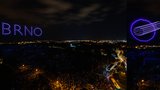 Nad nočním Brnem svítila stovka dronů: Připomínaly 60 let kosmických letů