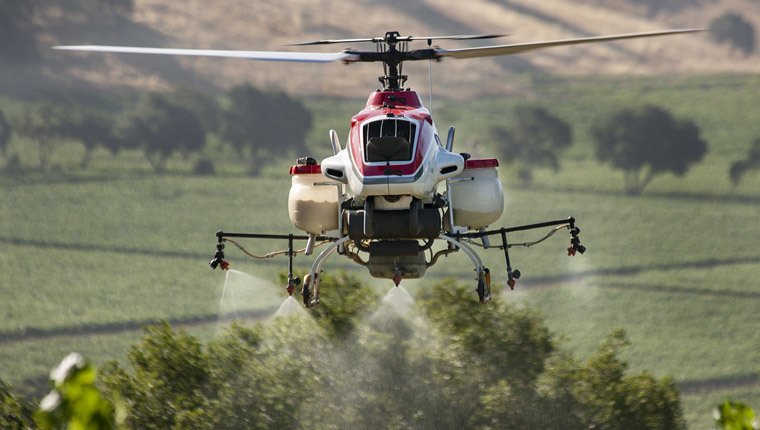 Postřik z dronů je šetrnější než z letadel.