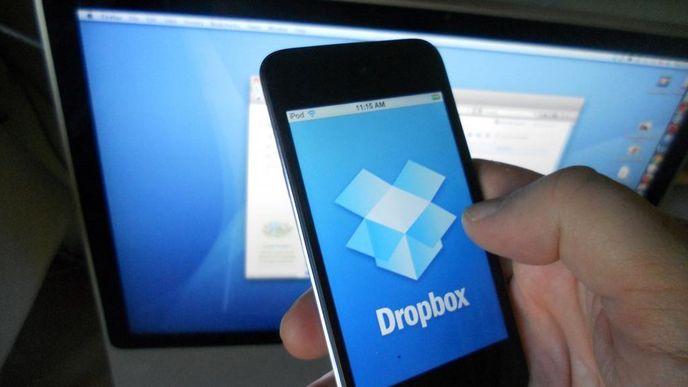 Dropbox aplikace pro mobilní telefon, v pozadí na PC