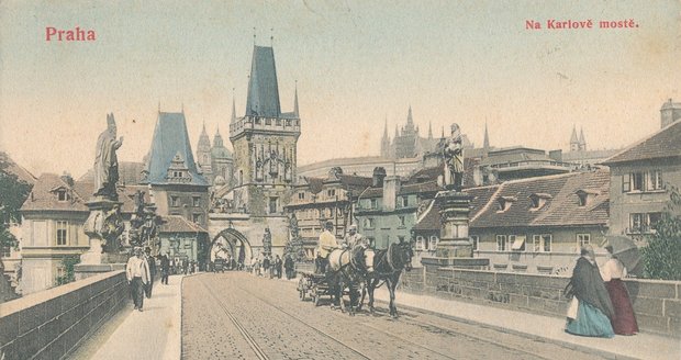 V minulosti se ulicemi Prahy neproháněli automobily nýbrž koňské povozy. Jednalo se však o řádnou dopravu, nikoliv o turistickou atrakci. (ilustrační foto)