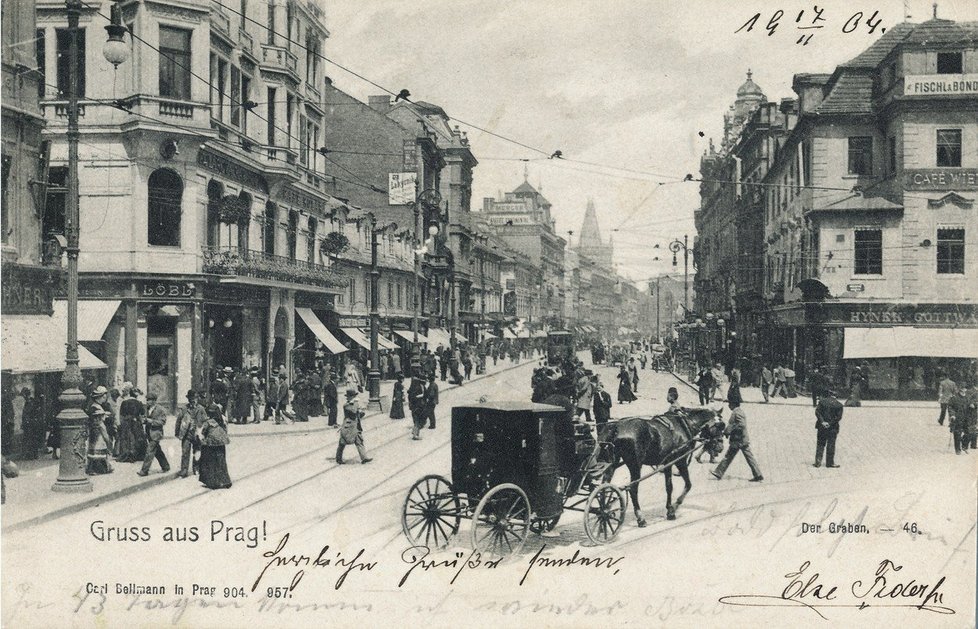 V minulosti se ulicemi Prahy neproháněli automobily nýbrž koňské povozy. Jednalo se však o řádnou dopravu, nikoliv o turistickou atrakci. (ilustrační foto)