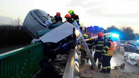 Mladík (21) napálil v pondělí ráno na Břeclavsku do zábradlí na mostě, auťák téměř přepůlil. Vyvázl se středně těžkým zraněním.