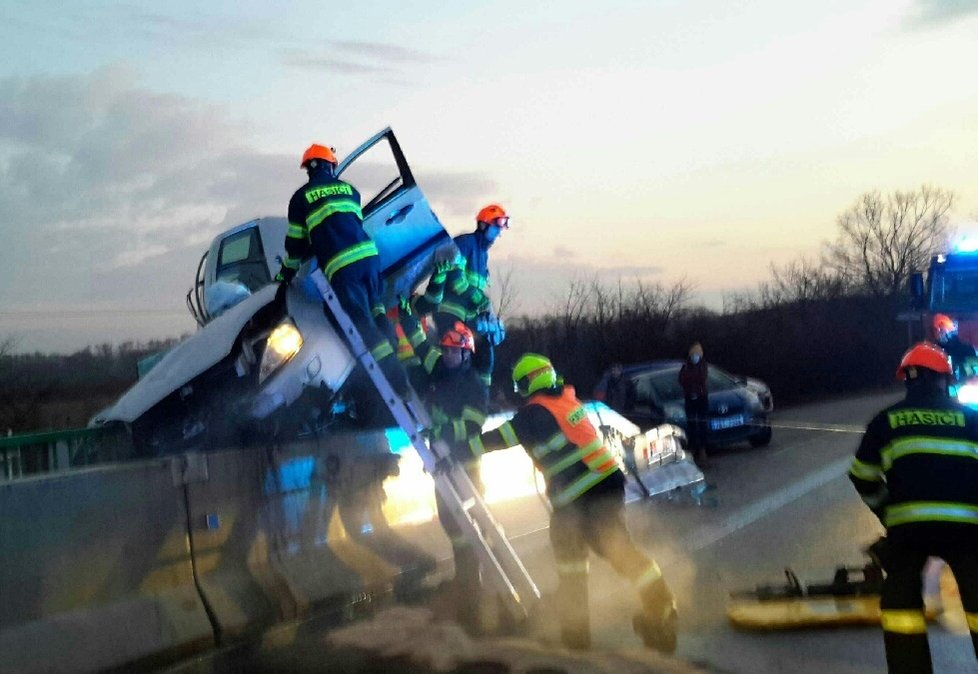 Mladík (21) napálil v pondělí ráno na Břeclavsku do zábradlí na mostě, auťák téměř přepůlil. Vyvázl se středně těžkým zraněním.