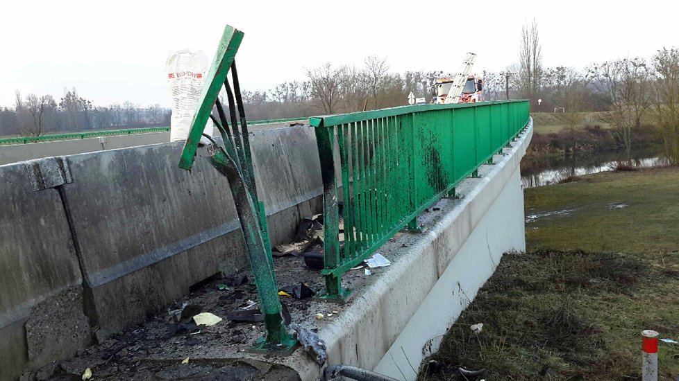 Mladík (21) napálil v pondělí ráno na Břeclavsku do zábradlí na mostě, auťák téměř přepůlil. Vyvázl se středně těžkým zraněním.