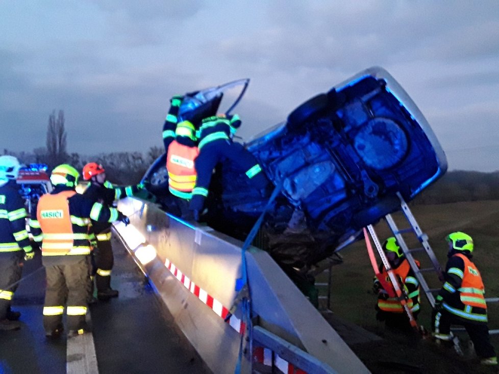 Mladík (21) napálil v pondělí ráno na Břeclavsku do zábradlí na mostě, auťák téměř přepůlil. Vyvázl se středně těžkým zraněním.