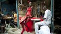 Druhá cena v kategorii Umění a zábava, Francouz Vincent Boisot: Žena pózuje před krejčovskými stánkyv centru Dakaru