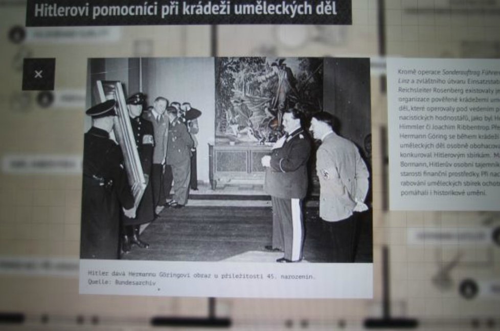 Adolf Hitler předává obraz k narozeninám zakladateli gestapa Hermannu Göringovi.