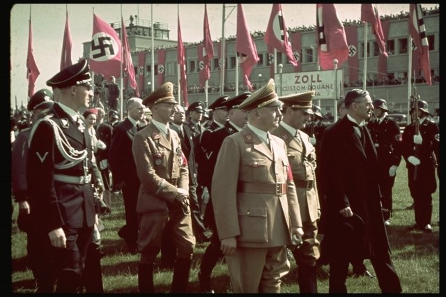 Čestné přivítání britského premiéra Neville Chamberlain. Ten přijel do Německa prodiskutovat hrozbu invaze do Československa.