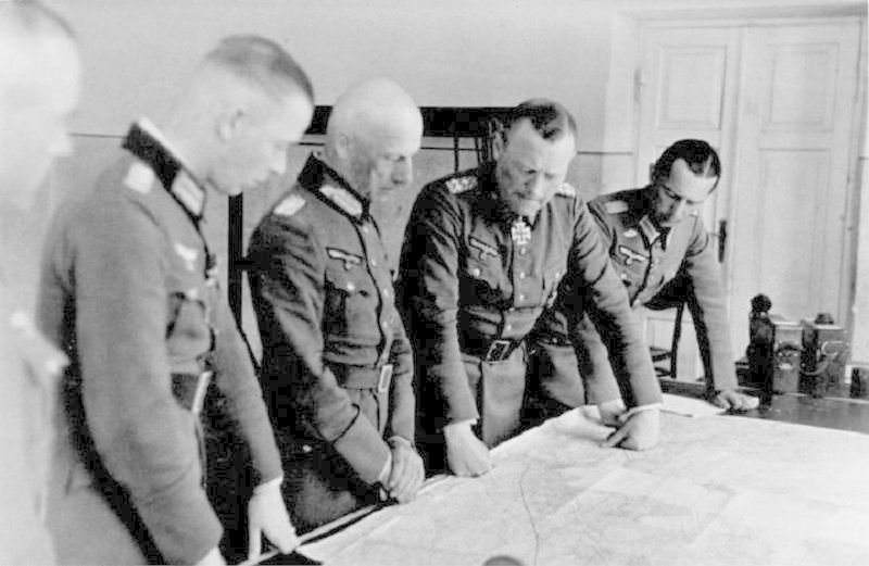Oficíři studují mapu:Oberstleutnant Sigurd-Horstmar Freiherr von Beaulieu-Marconnay, Generalfeldmarschall Wilhelm Ritter von Leeb, Generaloberst Erich Hoepner, Oberst Günther Angern.