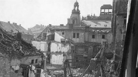 Vybombardované Ústí nad Labem v dubnu 1945. Stejná letadla zřejmě shazovala bomby i na Chomutov.