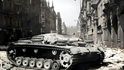 Zničené nacistické obrněné vozidlo v ulici Norimberská (dnes Pařížská)