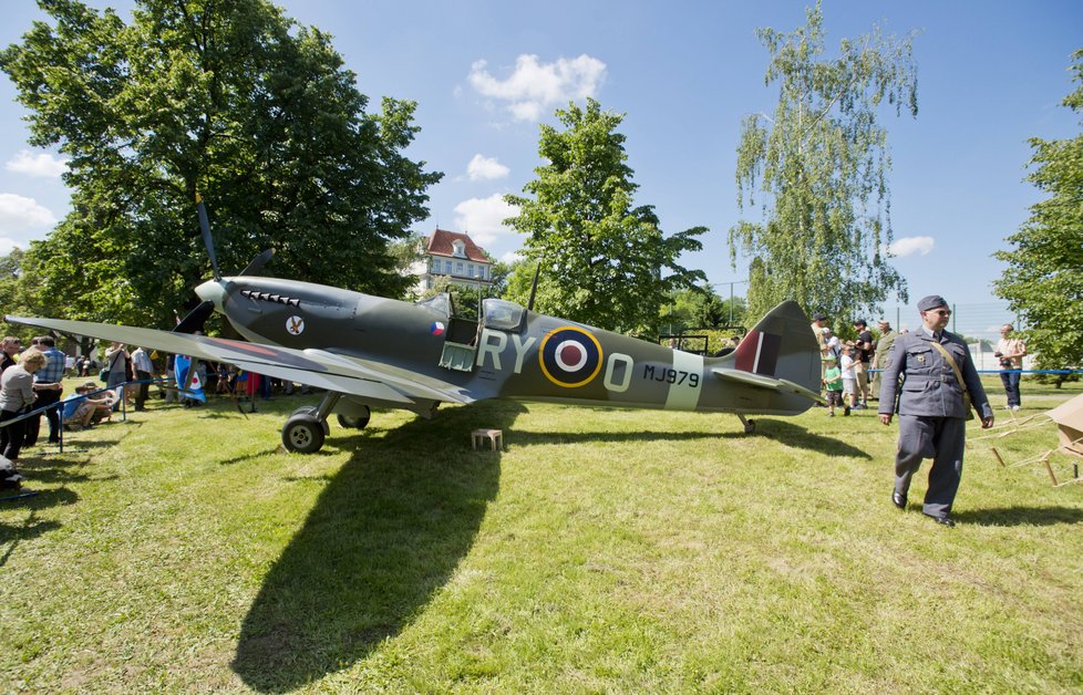 Výročí připomíná i vojenský tábor v Libni, kde je k vidění i replika stíhačky Spitfire