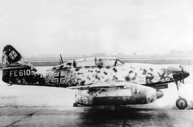 Messerschmitt Me 262, přezdívaný Schwalbe (česky vlaštovka) byl unikátním stíhacím letounem Třetí říše za druhé světové války. Koncem války byly tytou letouny nasazeny i v Praze, kde zasáhly do Pražského povstání.