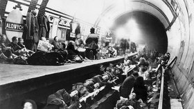 Fotografie z lidí v metru z druhé světové války.