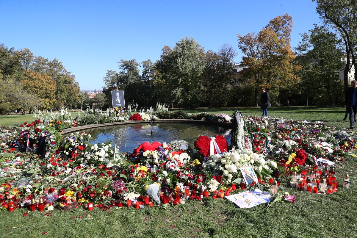 Druhé pietní místo za Karla Gotta: Zahrada Kinských v sobotu odpoledne