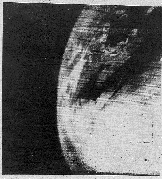 Záběry družice TIROS-1, prvního úspěšného meteosatelitu, 1. 4. 1960.