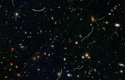 Hubble Asteroid Hunter: Na snímku z Hubblova dalekohledu je spousta a vzdálených vesmírných objektů. To, co vypadá jako vlasy, jsou stopy asteroidů. Konkrétně na tomto snímku je 20 stop od 7 asteroidů. Pět z nich byly nové objevy