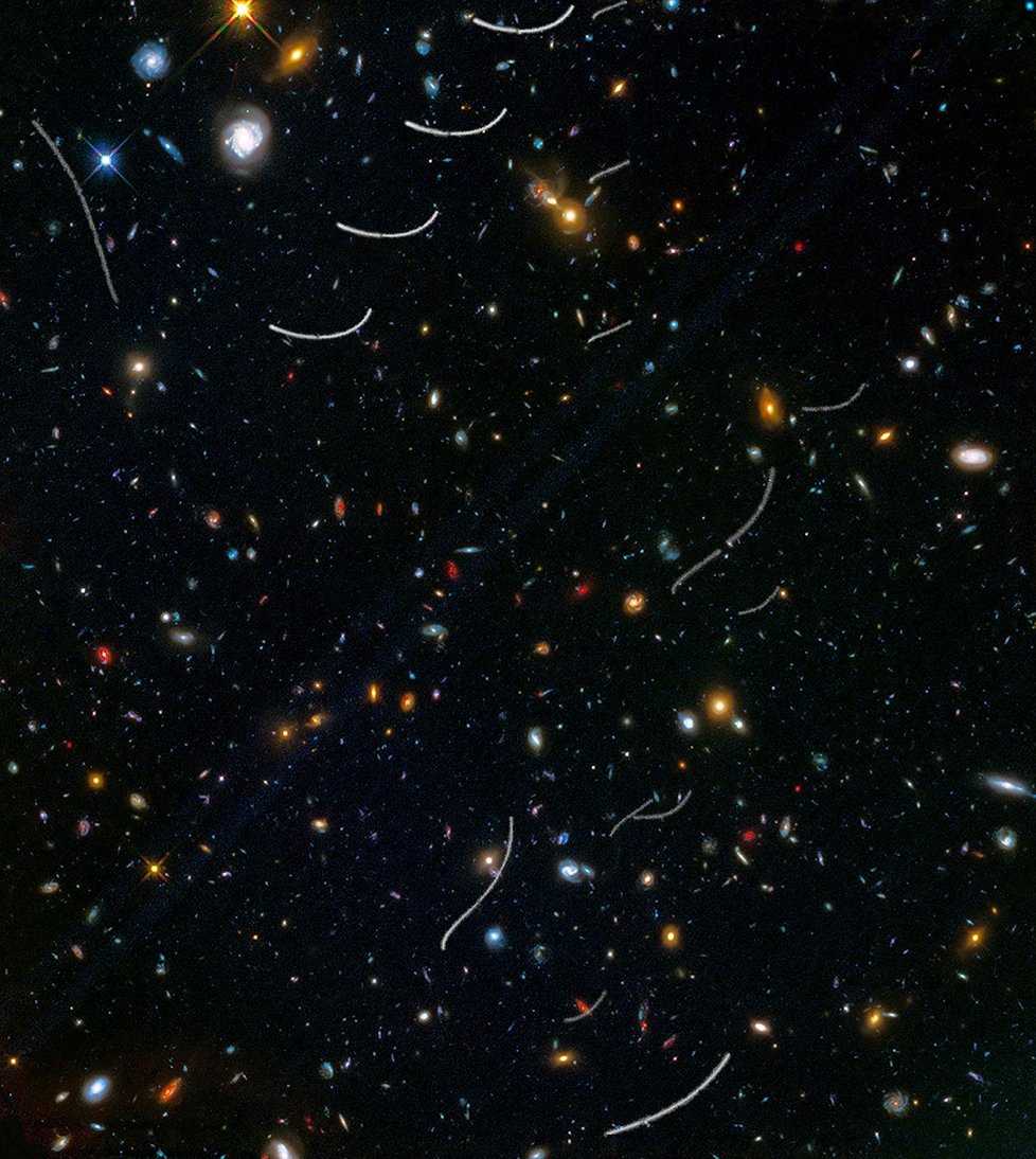 Hubble Asteroid Hunter: Na snímku z Hubblova dalekohledu je spousta a vzdálených vesmírných objektů. To, co vypadá jako vlasy, jsou stopy asteroidů. Konkrétně na tomto snímku je 20 stop od 7 asteroidů. Pět z nich byly nové objevy.