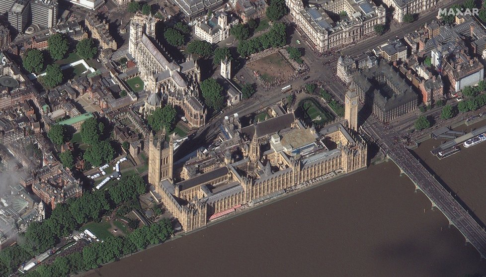 Westminsterský palác v Londýně z družice.