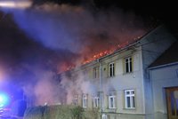 Tragédie v Držovicích na Olomoucku: Při požáru domu nalezli hasiči na zahradě mrtvého seniora!