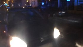 VIDEO: „Zavři ty dveře, kr*ple!“ křičel řidič (40) stojící na přechodu na strážníka 