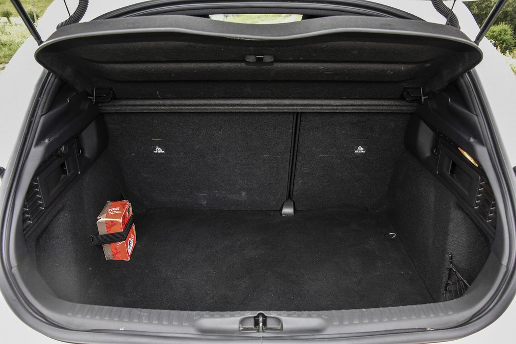 Zavazadlový prostor o využitelném objemu 359 litrů odpovídá běžnému hatchbacku nižší střední třídy
