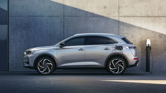 DS 7 Crossback přijíždí v nové verzi. Za luxusní plug-in hybrid dáte minimálně 1,4 milionu