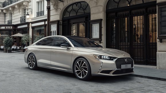 DS 9 má nový plug-in hybrid. Zvládne 70 elektrických kilometrů, známe i cenu