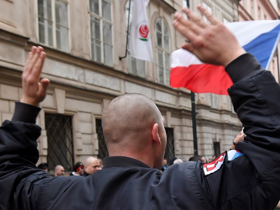 Účastníci průvodu Dělnické strany sociální spravedlnosti (DSSS) v pražské Hybernské ulici, kam vyrazili 17. listopadu z dolní části Václavského náměstí po shromáždění k výročí 17. listopadu 1989. Policie v ulici zastavila provoz a společně s antikonfliktním týmem bránila účastníkům pochodu opustit původně plánovanou trasu pochodu.