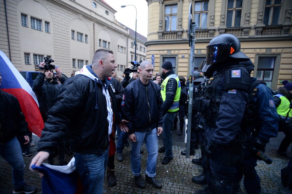 Účastníci průvodu Dělnické strany sociální spravedlnosti (DSSS) v pražské Hybernské ulici, kam vyrazili 17. listopadu z dolní části Václavského náměstí po shromáždění k výročí 17. listopadu 1989. Policie v ulici zastavila provoz a společně s antikonfliktním týmem bránila účastníkům pochodu opustit původně plánovanou trasu pochodu.