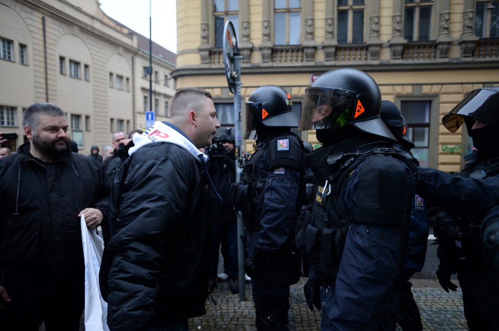 Účastníci průvodu Dělnické strany sociální spravedlnosti (DSSS) v pražské Hybernské ulici, kam vyrazili 17. listopadu z dolní části Václavského náměstí po shromáždění k výročí 17. listopadu 1989. Policie v ulici zastavila provoz a společně s antikonfliktním týmem bránila účastníkům pochodu opustit původně plánovanou trasu pochodu.