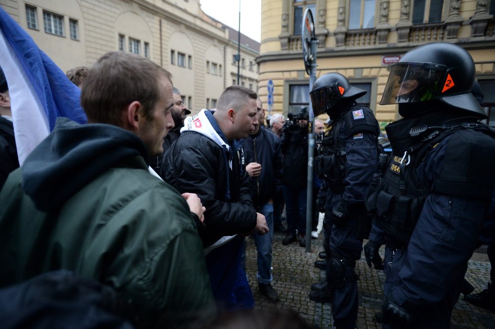 Účastníci průvodu Dělnické strany sociální spravedlnosti (DSSS) v pražské Hybernské ulici, kam vyrazili 17. listopadu z dolní části Václavského náměstí po shromáždění k výročí 17. listopadu 1989. Policie v ulici zastavila provoz a společně s antikonfliktním týmem bránila účastníkům pochodu opustit původně plánovanou trasu pochodu.