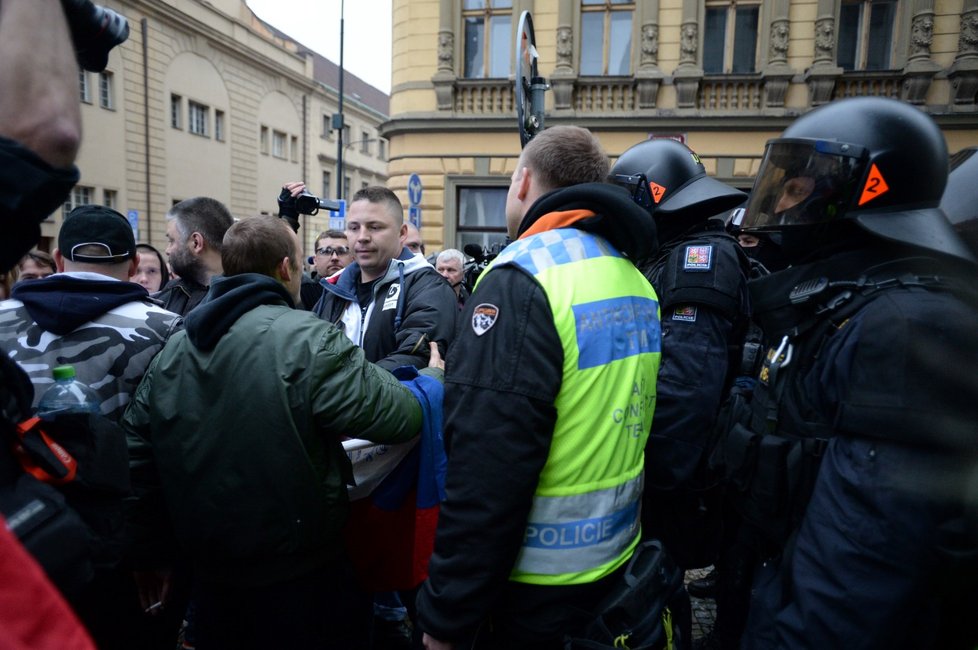 Účastníci průvodu Dělnické strany sociální spravedlnosti (DSSS) v pražské Hybernské ulici, kam vyrazili 17. listopadu z dolní části Václavského náměstí po shromáždění k výročí 17. listopadu 1989. Policie v ulici zastavila provoz a společně s antikonfliktním týmem bránila účastníkům pochodu opustit původně plánovanou trasu pochodu.