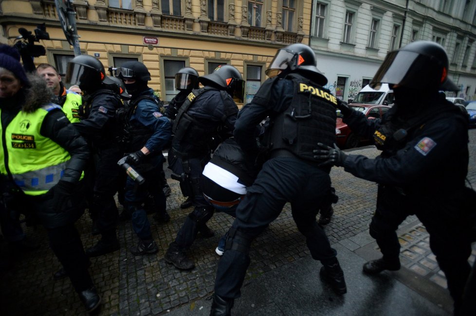 Účastníci průvodu Dělnické strany sociální spravedlnosti (DSSS) v pražské Hybernské ulici, kam vyrazili 17. listopadu z dolní části Václavského náměstí po shromáždění k výročí 17. listopadu 1989. Policie v ulici zastavila provoz a společně s antikonfliktním týmem bránila účastníkům pochodu opustit původně plánovanou trasu pochodu.