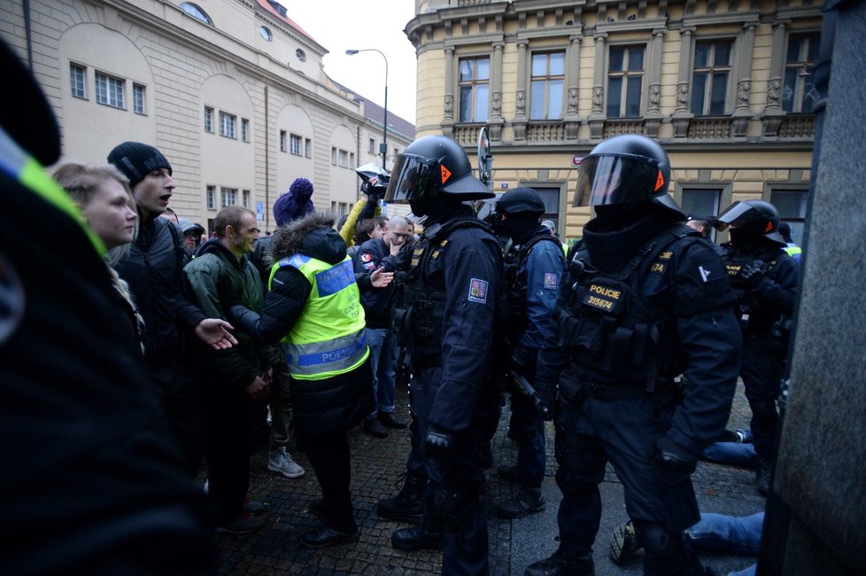 Účastníci průvodu Dělnické strany sociální spravedlnosti (DSSS) v pražské Hybernské ulici, kam vyrazili 17. listopadu z dolní části Václavského náměstí po shromáždění k výročí 17. listopadu 1989. Policie v ulici zastavila provoz a společně s antikonfliktním týmem bránila účastníkům pochodu opustit původně plánovanou trasu pochodu.