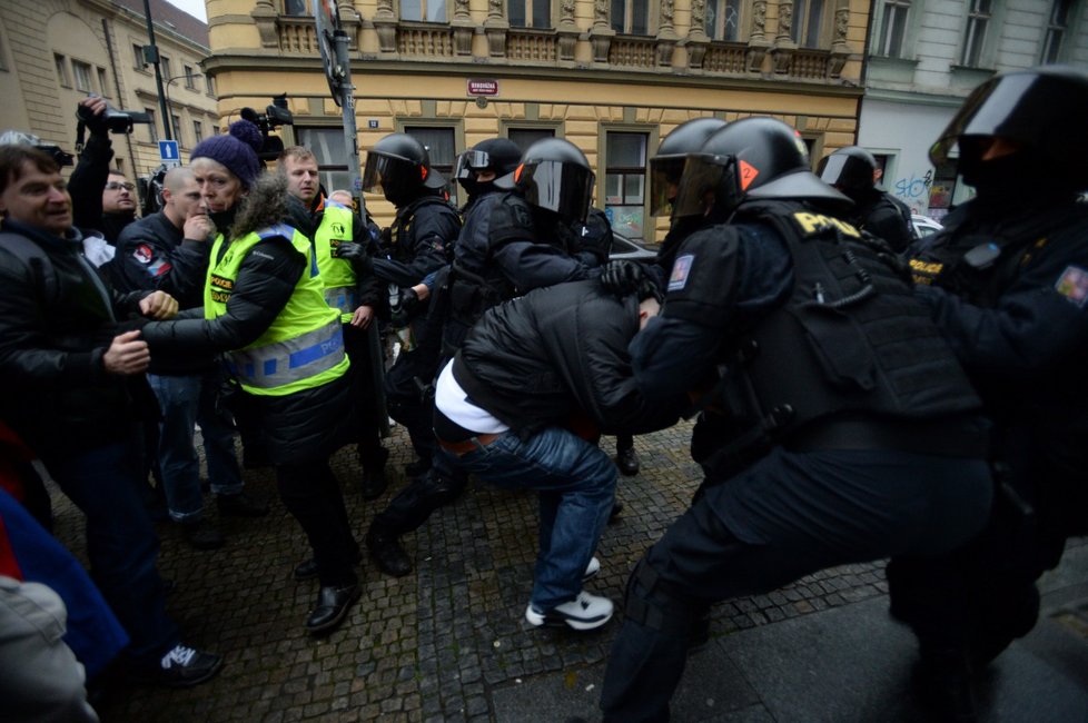 Účastníci průvodu Dělnické strany sociální spravedlnosti (DSSS) v pražské Hybernské ulici, kam vyrazili 17. listopadu z dolní části Václavského náměstí po shromáždění k výročí 17. listopadu 1989. Policie v ulici zastavila provoz a společně s antikonfliktním týmem bránila účastníkům pochodu opustit původně plánovanou trasu pochodu.